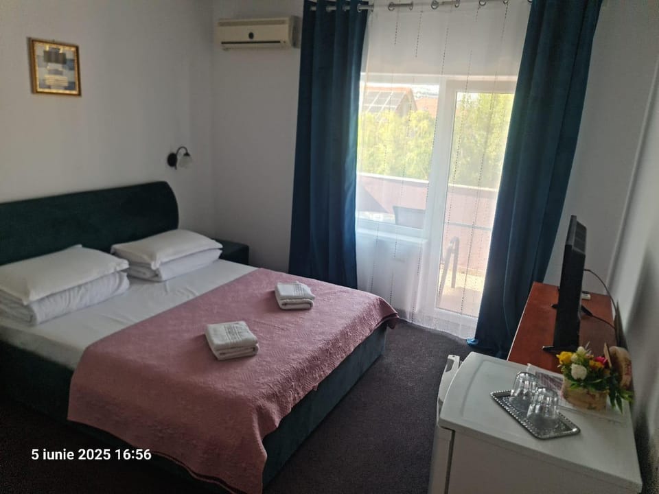 Bed, Photo of the whole room, towels, air conditioner