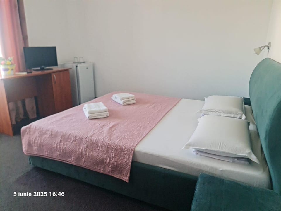Bed, towels