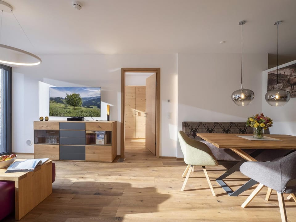 TV and multimedia, Seating area, Dining area