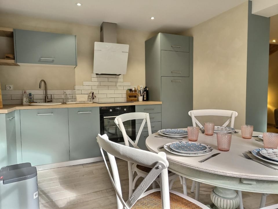 Kitchen or kitchenette, Dining area, minibar, pet friendly, stove