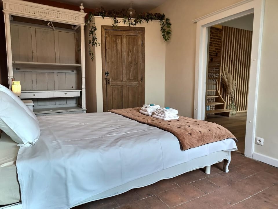 Bed, Photo of the whole room, Bedroom, wardrobe