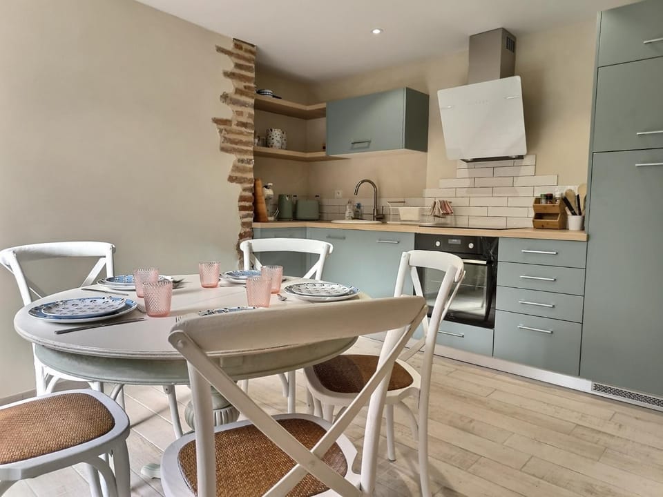 Kitchen or kitchenette, Dining area