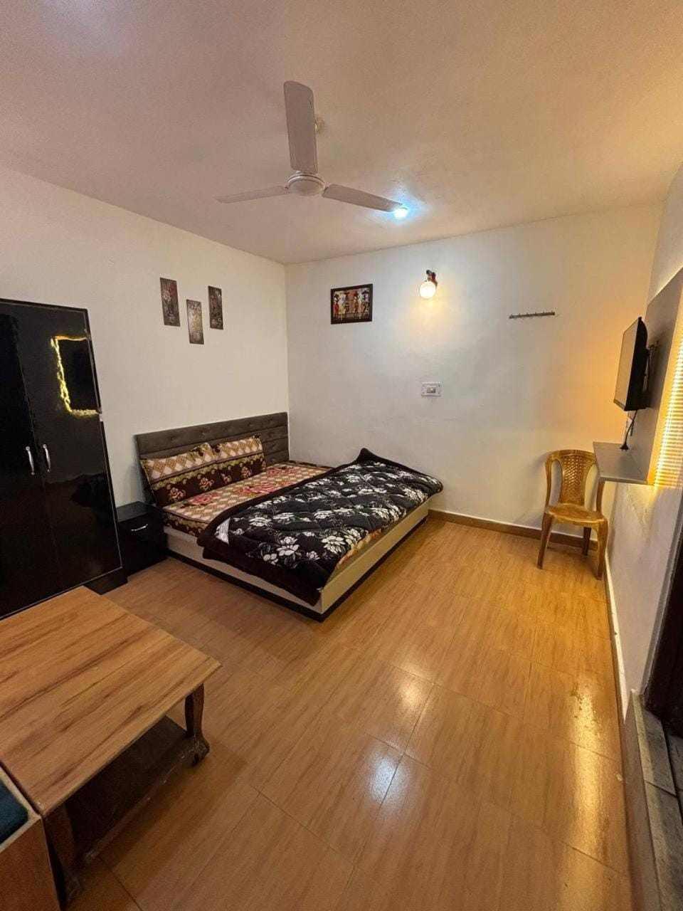 Photo of the whole room, Bedroom