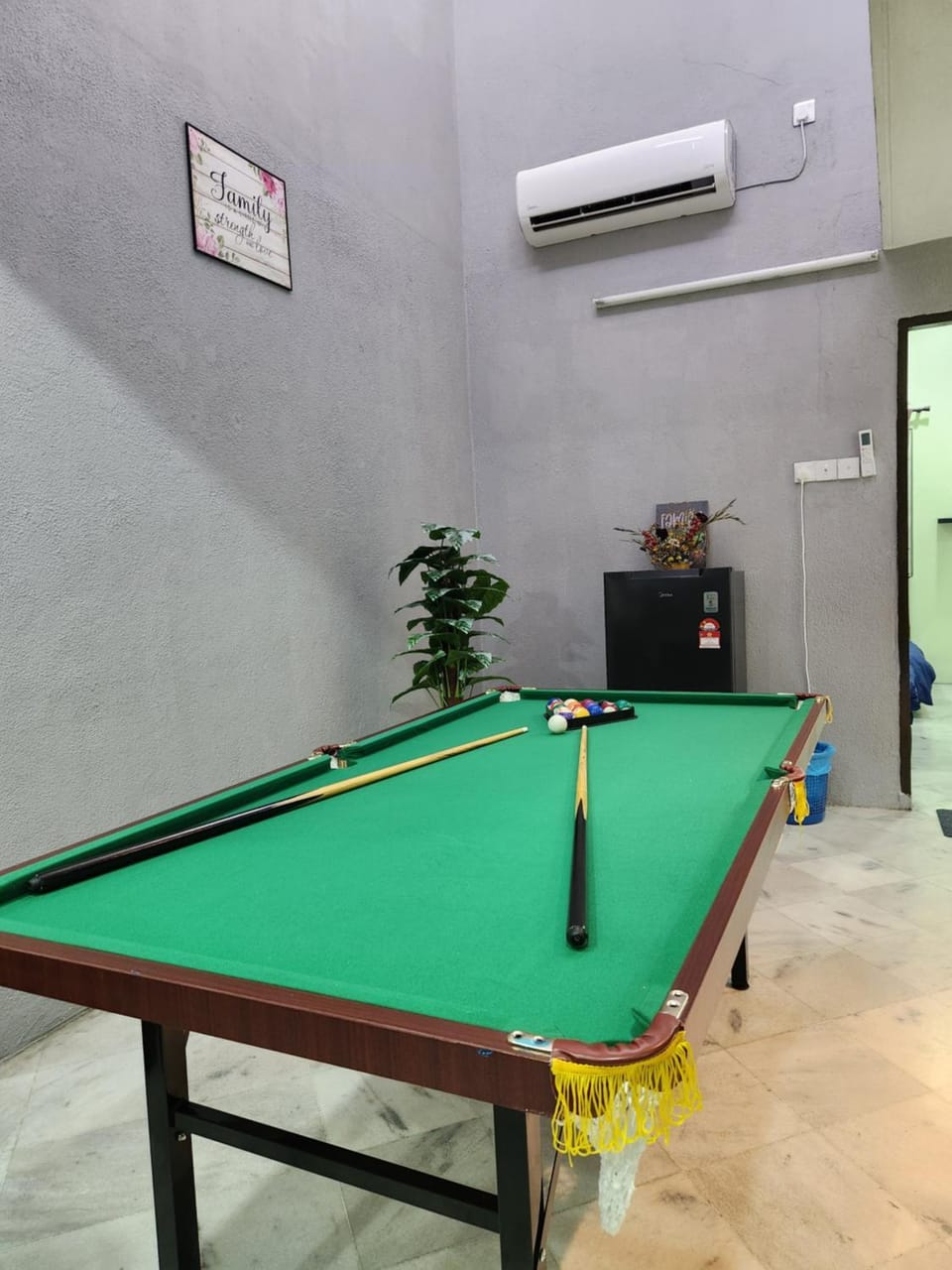 Billiard, Game Room