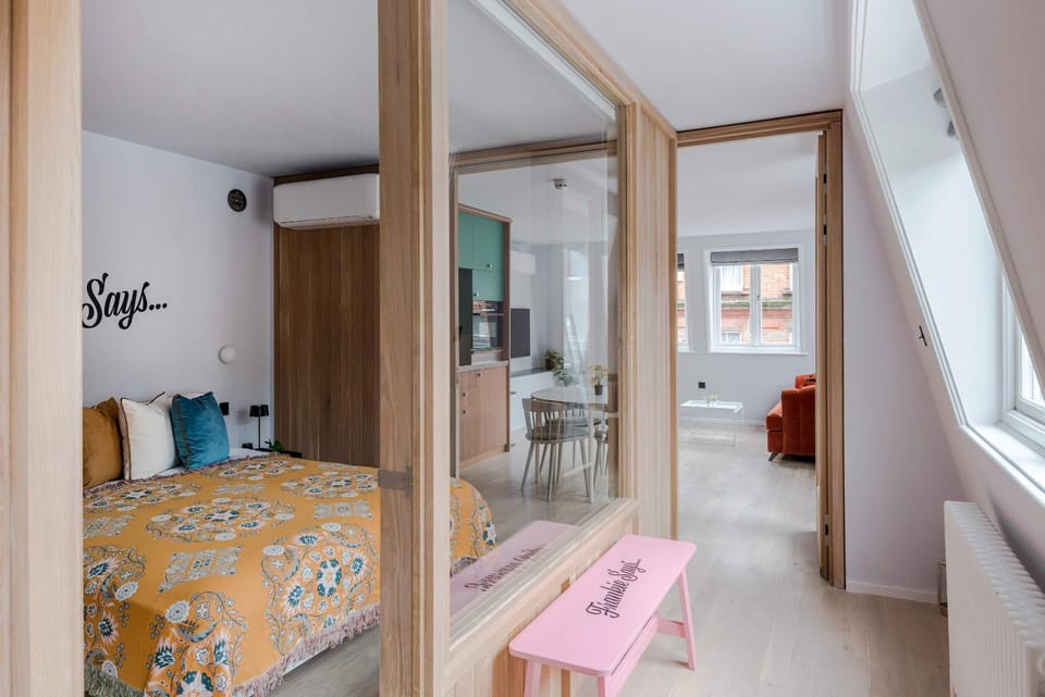 Top-Floor Soho Flat - AC - Sleeps 4 - Central London Apartment in City of Westminster