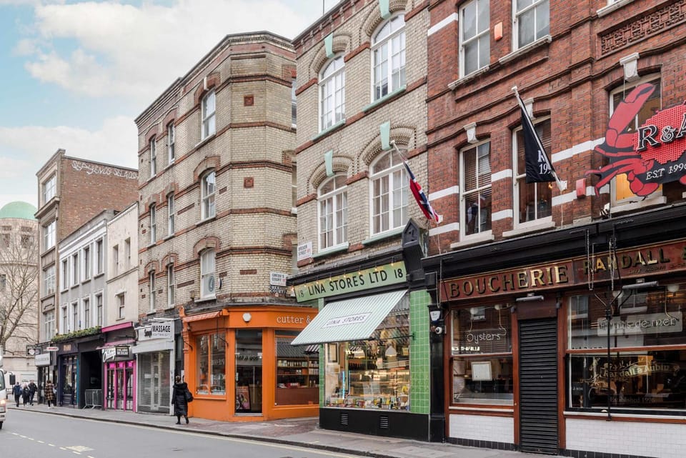 Top-Floor Soho Flat - AC - Sleeps 4 - Central London Apartment in City of Westminster