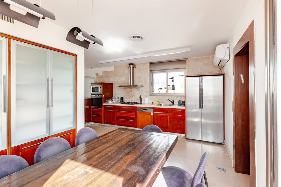 Kitchen or kitchenette, Dining area, dishwasher, oven, pet friendly