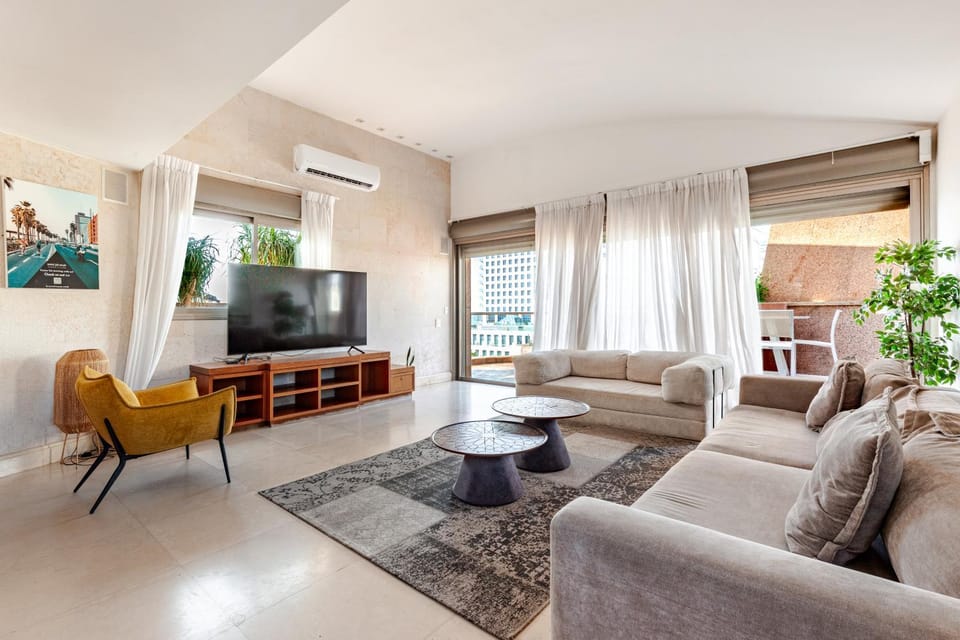 TV and multimedia, Living room, Seating area, air conditioner