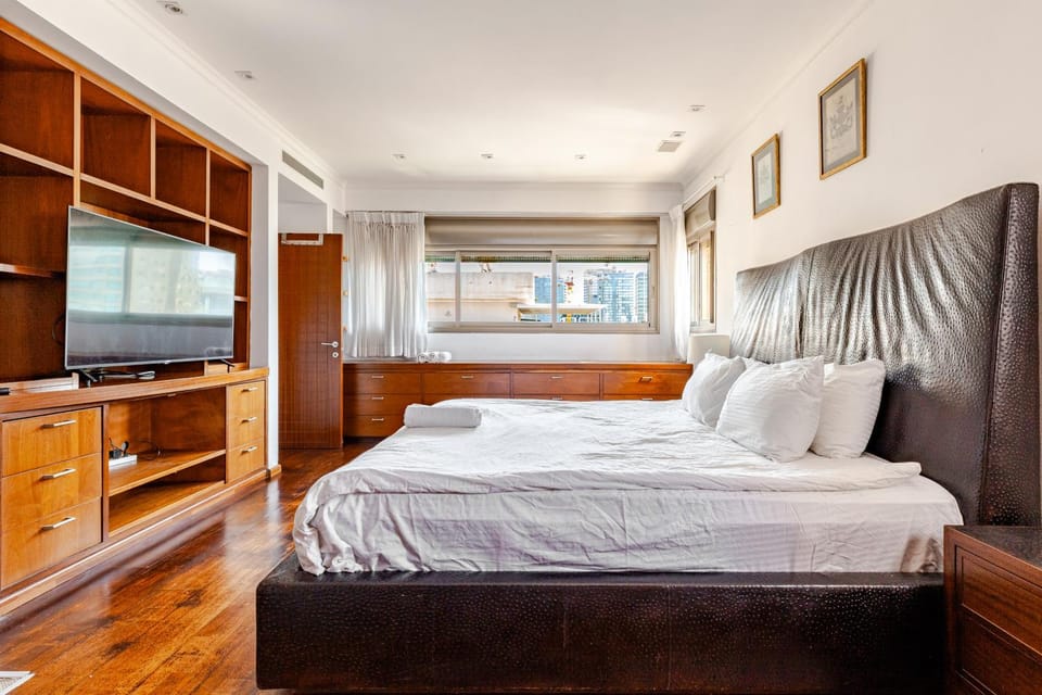 Bed, TV and multimedia, Bedroom