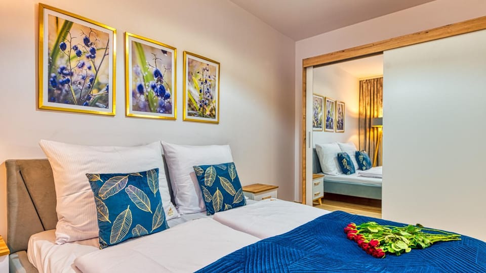 Bed, Bedroom, towels