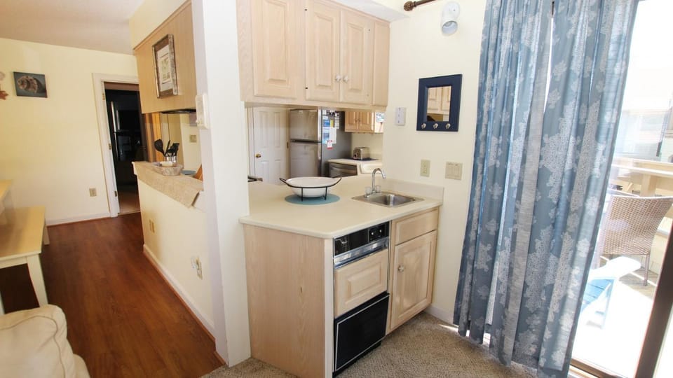 Oceanside, close to beach, community amenities! 648, Landshark House in Corolla