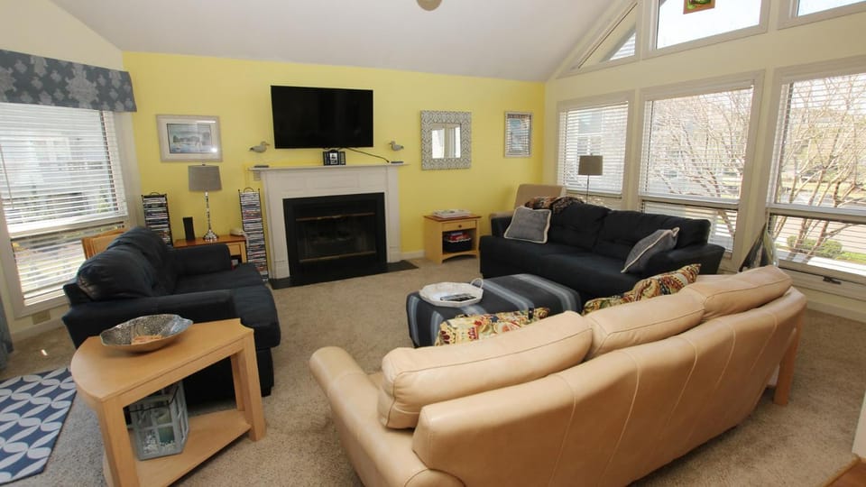 Oceanside, close to beach, community amenities! 648, Landshark House in Corolla