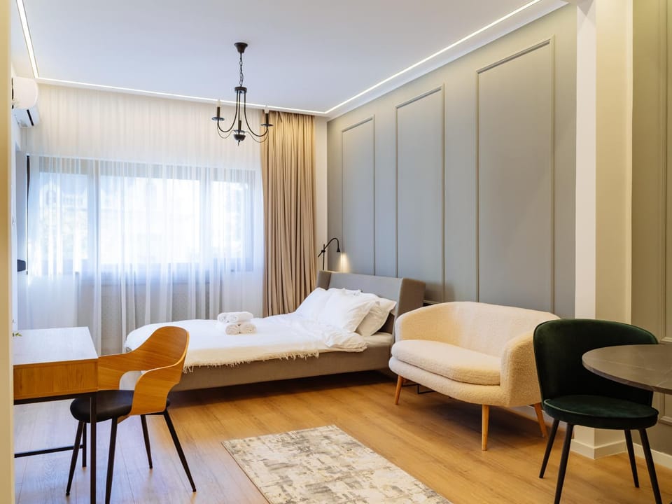 Bed, Living room, Photo of the whole room, Seating area, Bedroom