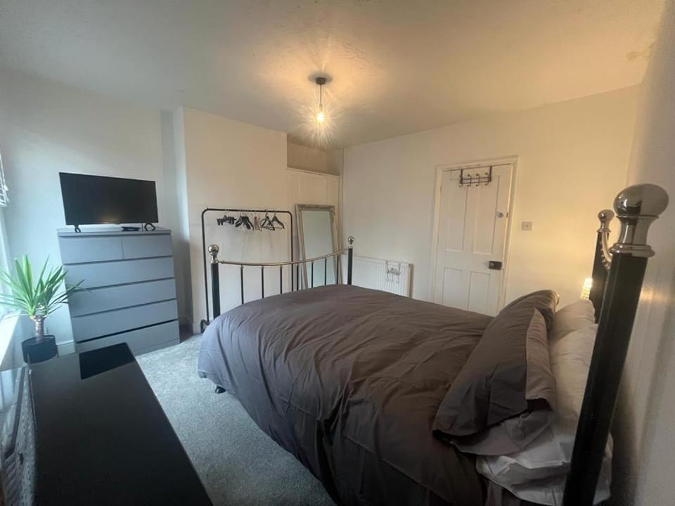 Sleeps up to 8 Free Parking Large Town House 3 Bed, 2 Bathrooms Private Locked Garden In-between Nottingham & Derby Contractor Friendly House in England