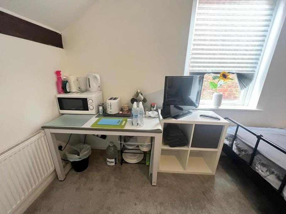 Sleeps up to 8 Free Parking Large Town House 3 Bed, 2 Bathrooms Private Locked Garden In-between Nottingham & Derby Contractor Friendly House in England