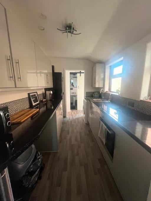 Sleeps up to 8 Free Parking Large Town House 3 Bed, 2 Bathrooms Private Locked Garden In-between Nottingham & Derby Contractor Friendly House in England