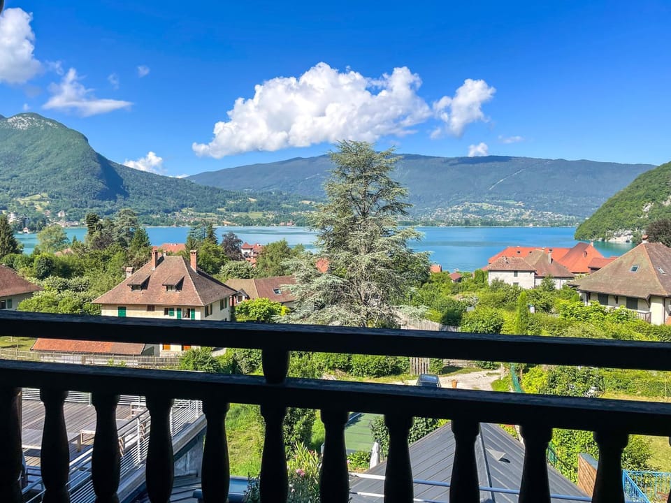 View (from property/room), Balcony/Terrace, Lake view, Mountain view