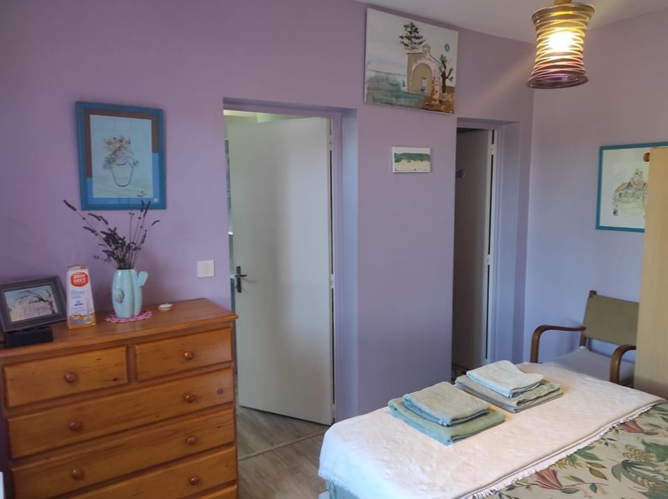 Photo of the whole room, towels