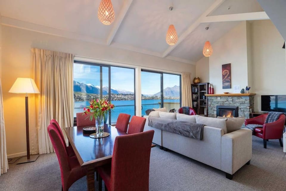 TV and multimedia, Balcony/Terrace, Living room, Seating area, Dining area, Lake view, Mountain view, fireplace