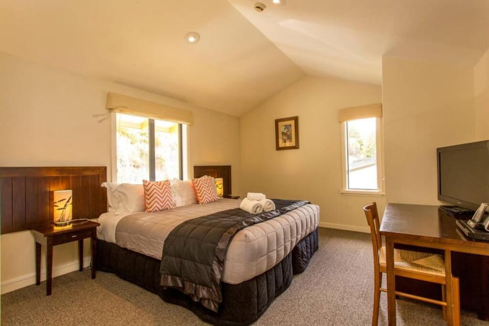 Bed, TV and multimedia, Bedroom, towels
