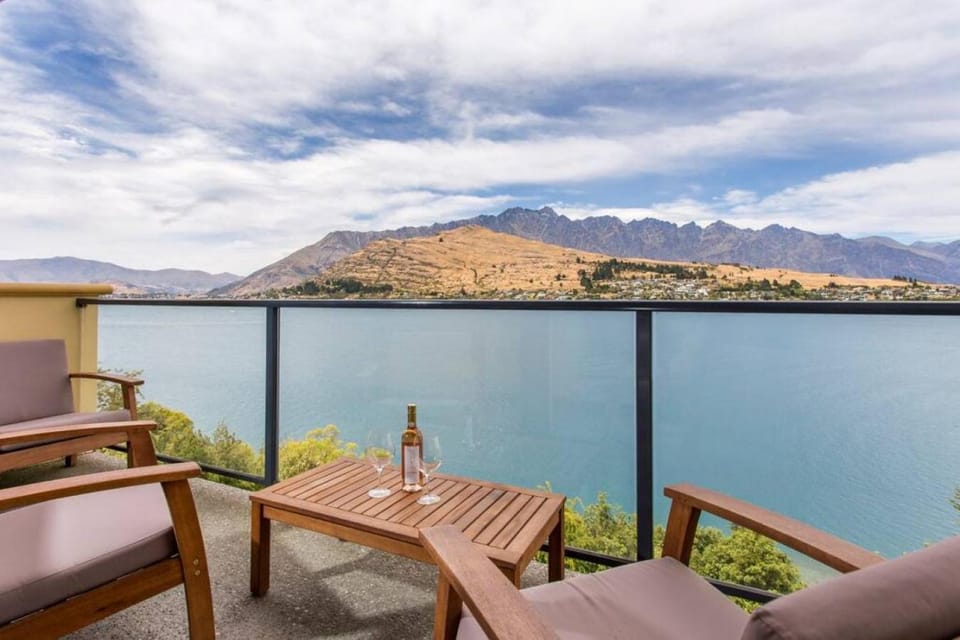 Patio, View (from property/room), Balcony/Terrace, Seating area, Lake view, Mountain view