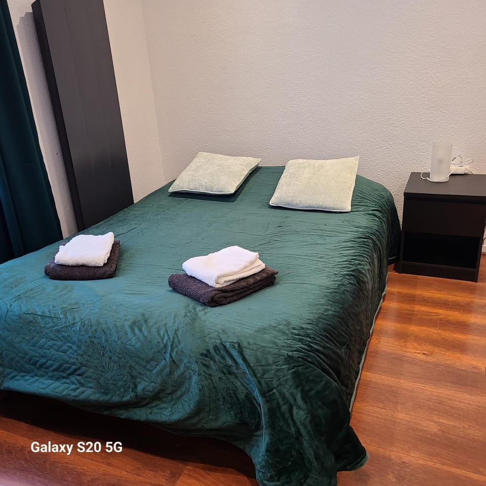 Bedroom, towels