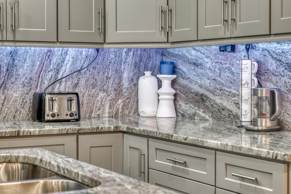Coffee/tea facilities, Kitchen or kitchenette, stove, toaster