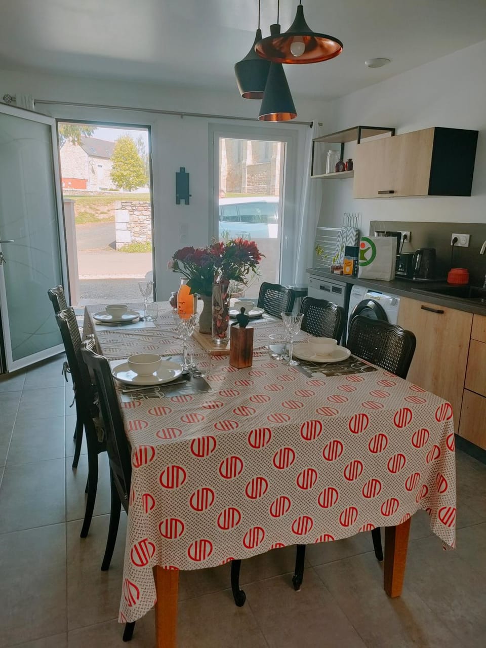 Kitchen or kitchenette, Dining area