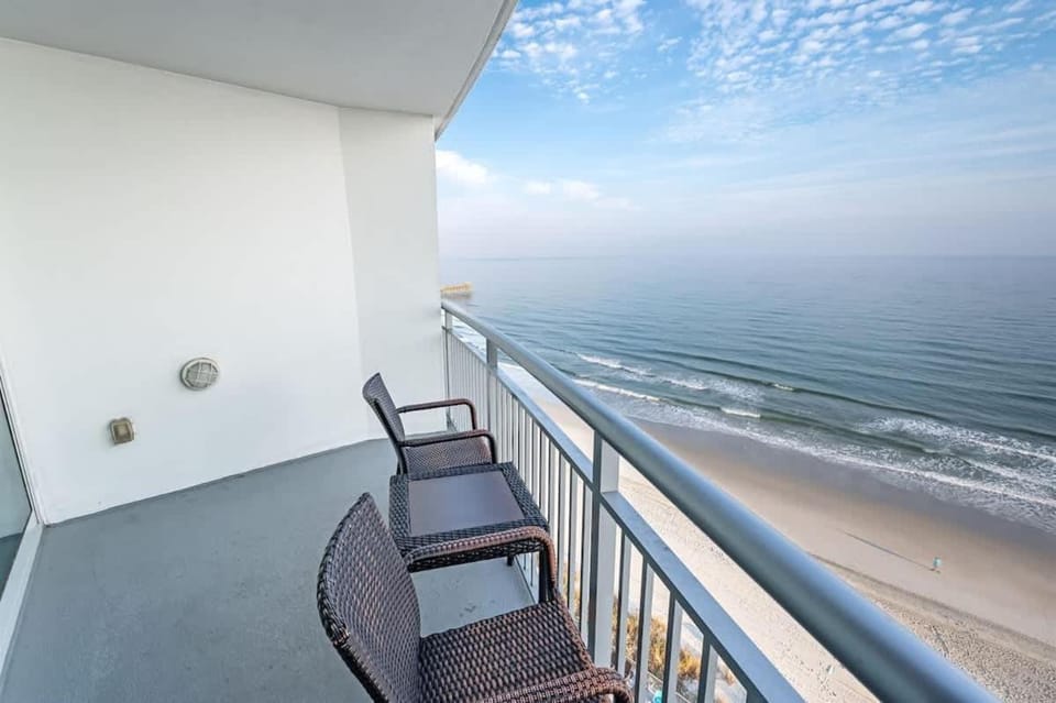 Brand New Oceanfront Honeymoon Suite, Pools, Views House in Myrtle Beach