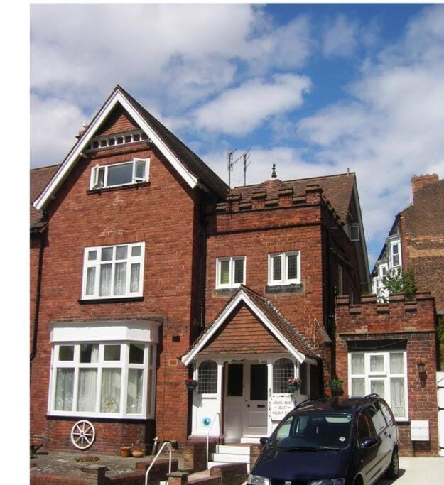 1Studio Avenue House Apartment in Scarborough