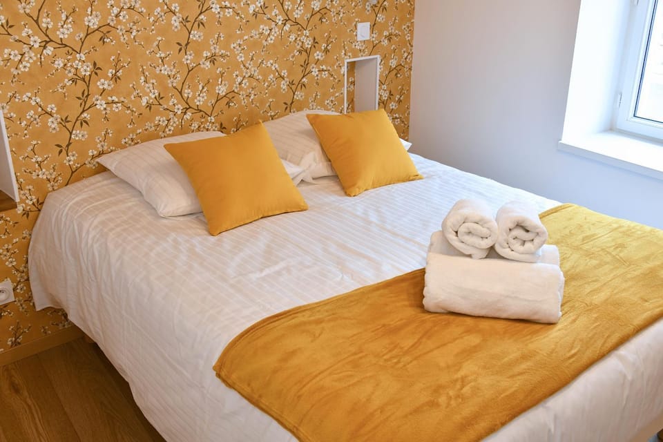 Bed, Bedroom, towels