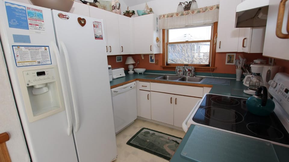 Oceanside, Dogs Welcome, Easy walk to the Beach, CD12, Marsh Rose Cottage House in Duck