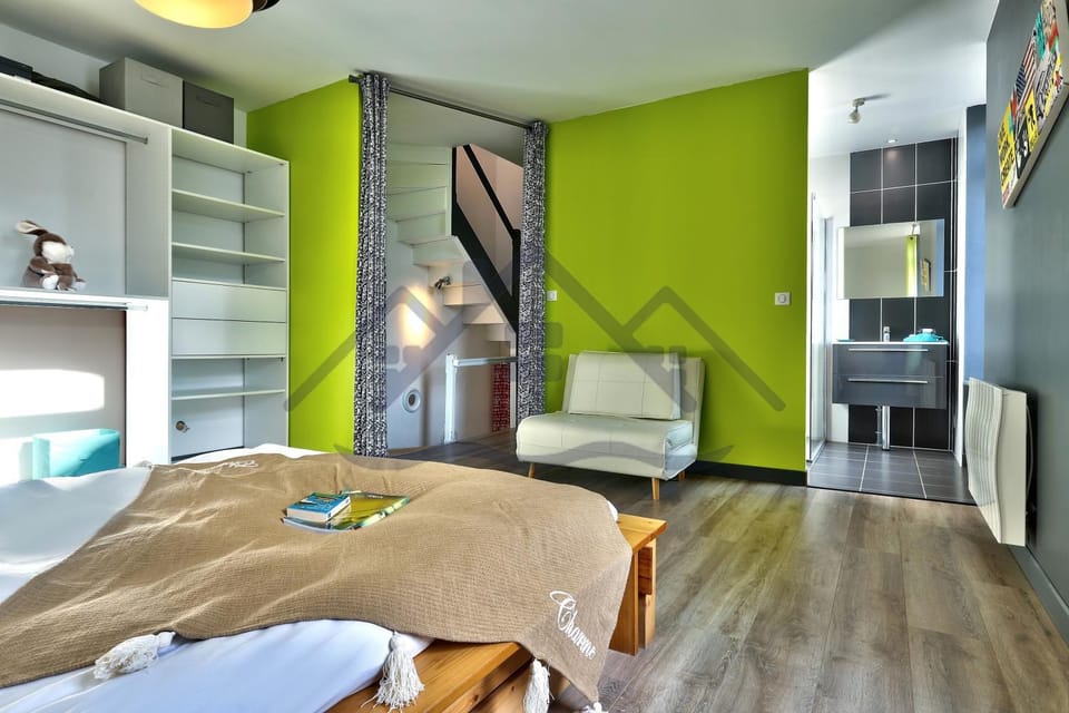 Bed, Photo of the whole room