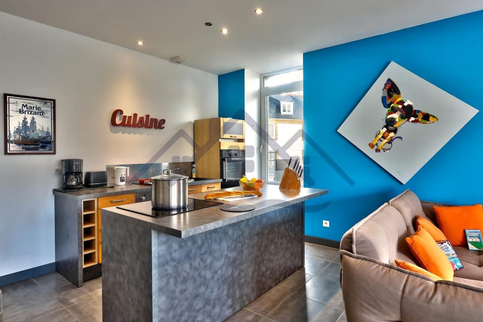 Kitchen or kitchenette, Dining area, minibar