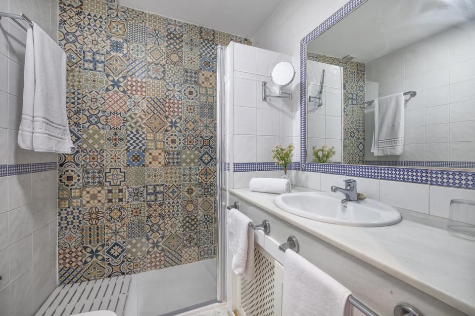 Shower, Bathroom, towels