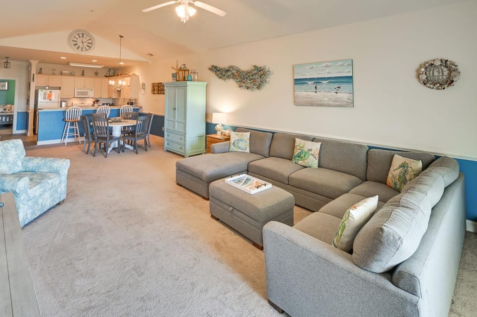Pool Access & Balcony: Modern Myrtle Beach Condo House in Myrtle Beach