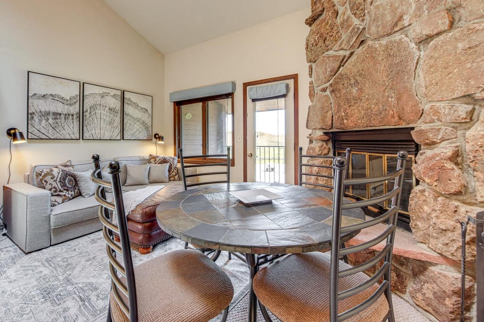 Private Balcony & Mtn Views: Granby Studio! Apartment in Granby
