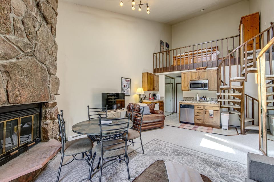 Private Balcony & Mtn Views: Granby Studio! Apartment in Granby