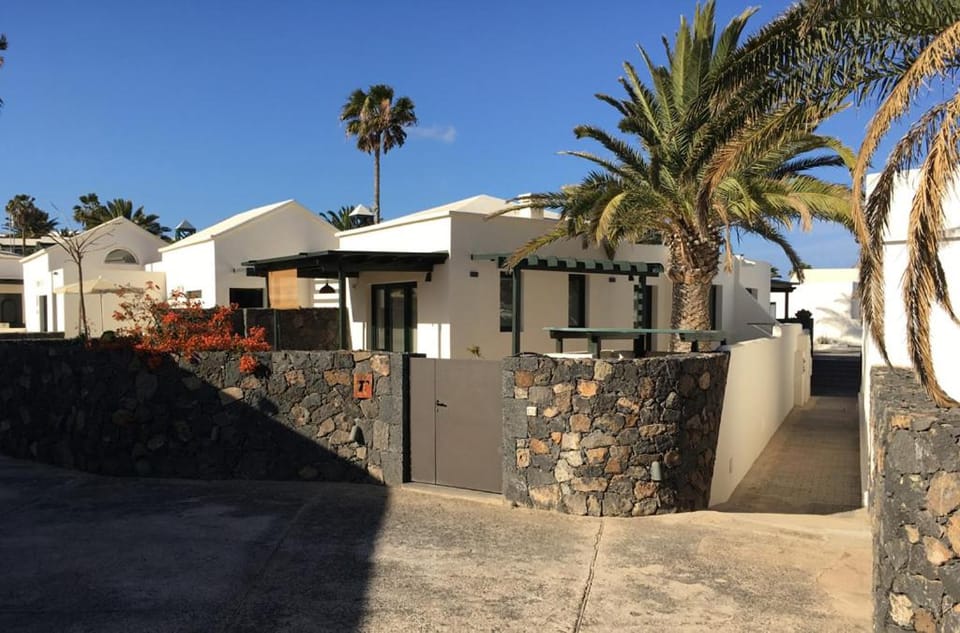 Bungalow GOA Pool view, Playa Roca residence sea front access - Free AC - Wifi Apartment in Costa Teguise
