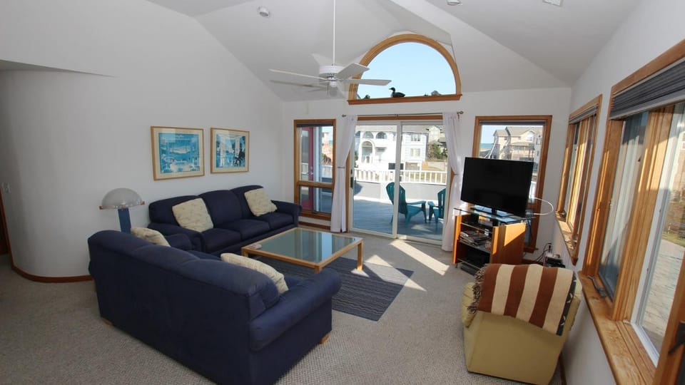 Semi-Oceanfront, Private Pool, Hot Tub, Close to Beach Access, GF2, Touch of Grey House in Duck