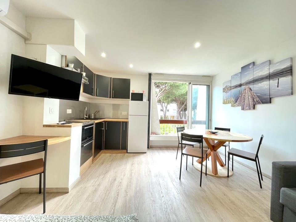 Kitchen or kitchenette, Seating area, Dining area, dishwasher, minibar, pet friendly, stove