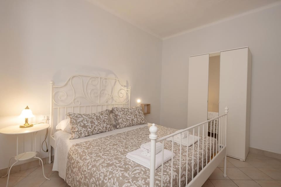 Photo of the whole room, Bedroom, towels