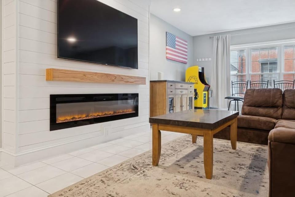 Heart of Southie - Hot Tub + Walk to Top Bars House in South Boston