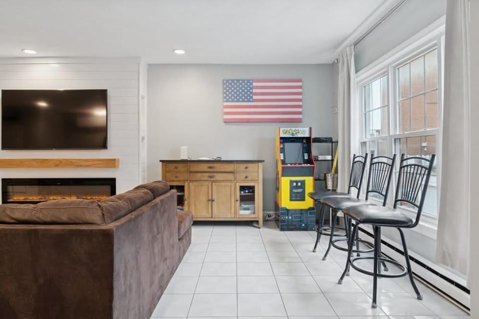 Heart of Southie - Hot Tub + Walk to Top Bars House in South Boston