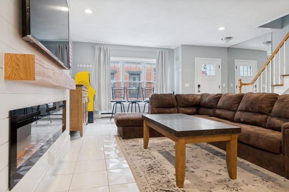 Heart of Southie - Hot Tub + Walk to Top Bars House in South Boston