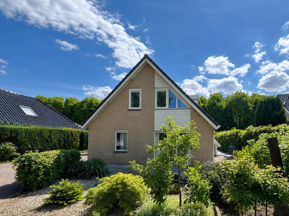 The Poplar Place - Spacious Comfort, Hot Tub in Private Garden House in Zeewolde