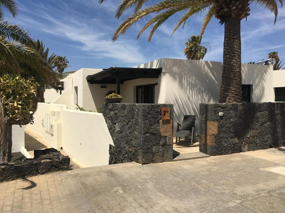 Bungalow LIDO-Playa Roca residence with sea front access - Free AC - Wifi Apartment in Costa Teguise