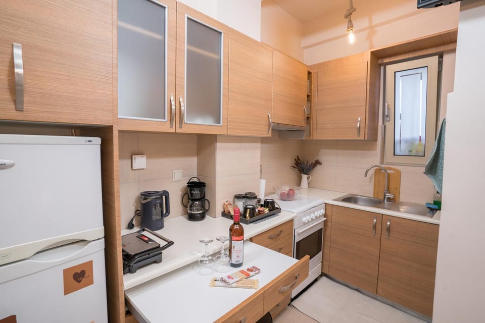 Coffee/tea facilities, Kitchen or kitchenette, Dining area, stove, toaster