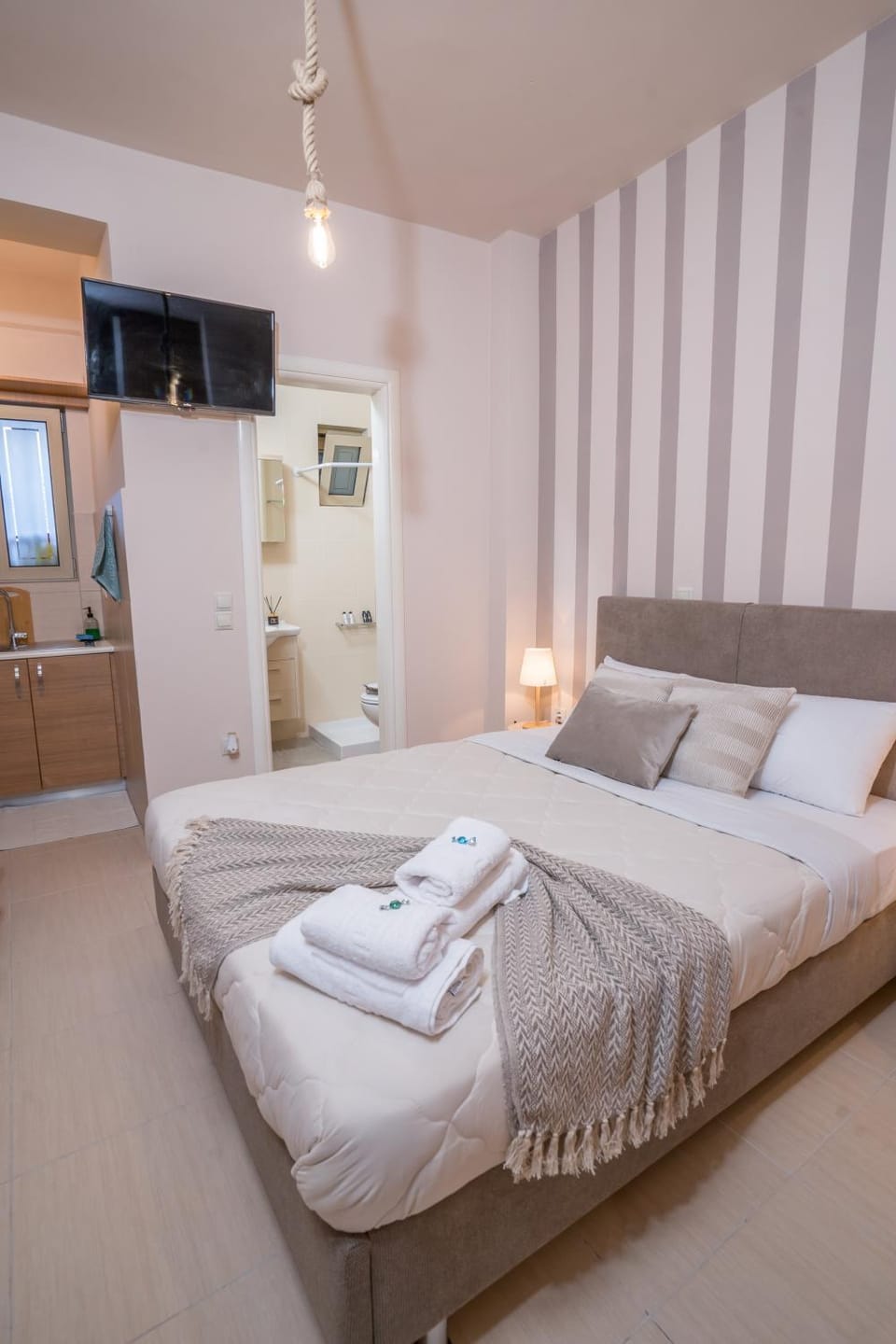 Bed, TV and multimedia, Photo of the whole room, Bedroom, towels, wardrobe
