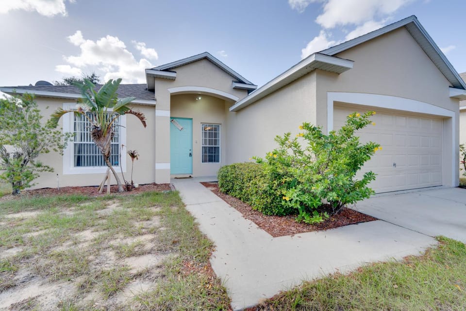 Sunlit Davenport Family Home w/ Private Lanai House in Osceola County